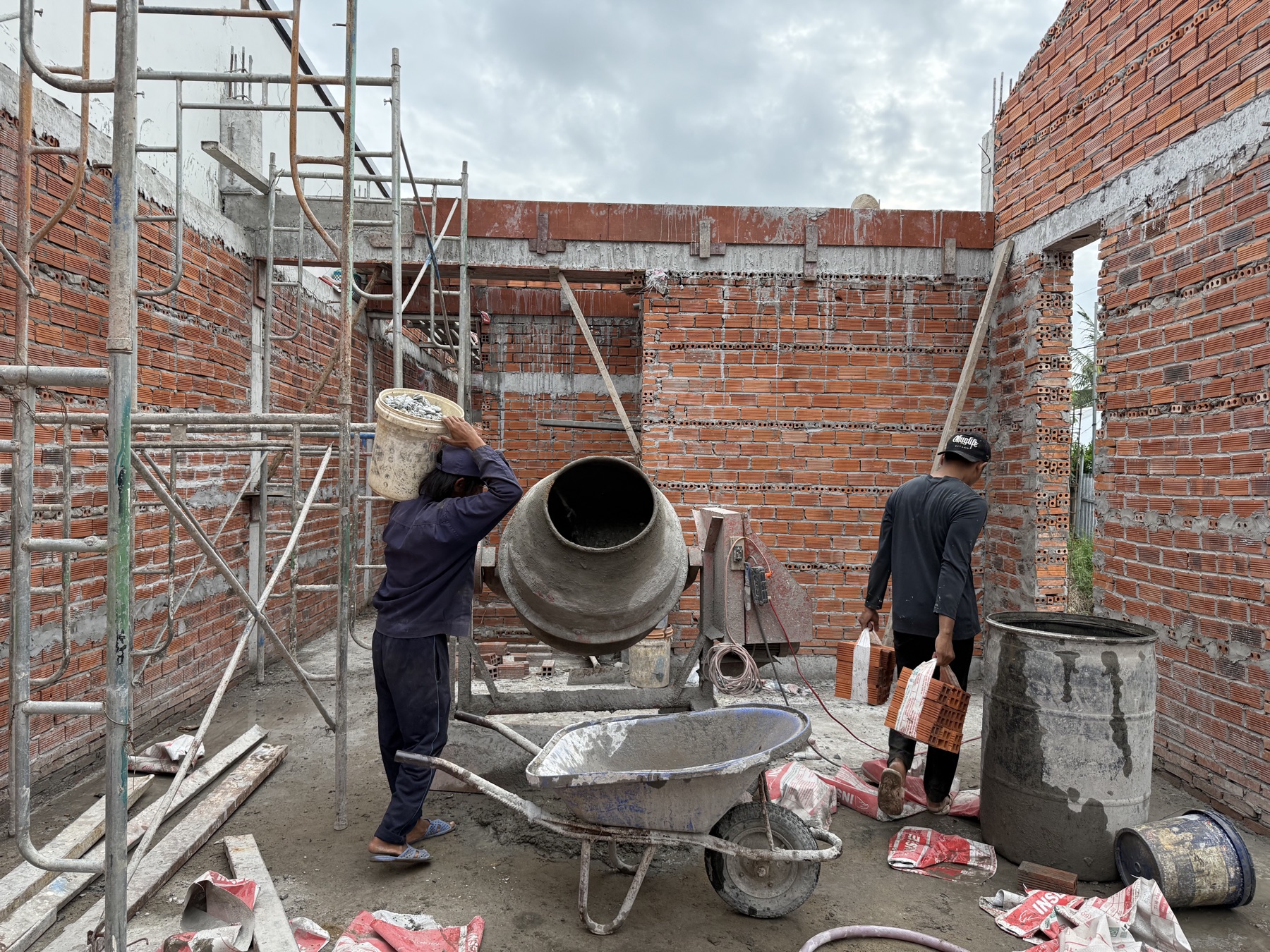 Ảnh trong quá trình thi công · THONG’S HOUSE